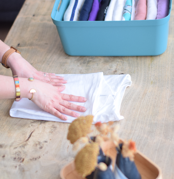 Conseils d'une professionnelle pour le pliage de vos vêtements pour une parfaite organisation de votre dressing à Dunkerque avec MéthodoLogis